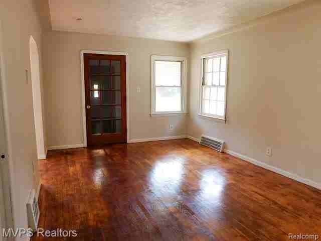 18961 Teppert St - Photo 4 of 15