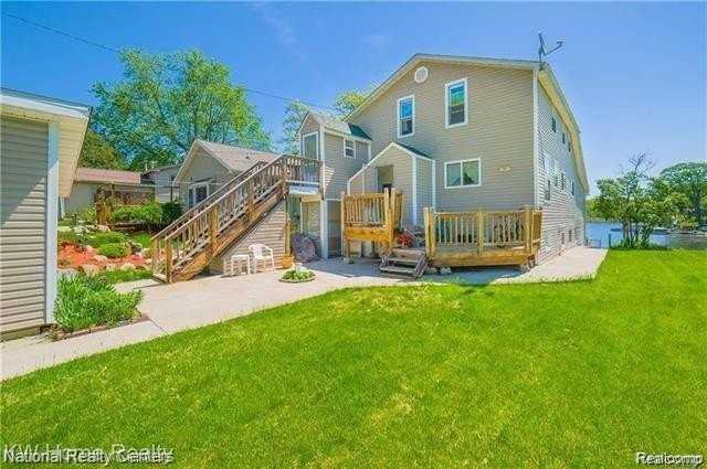 1349 Beach Dr - Photo 2 of 16