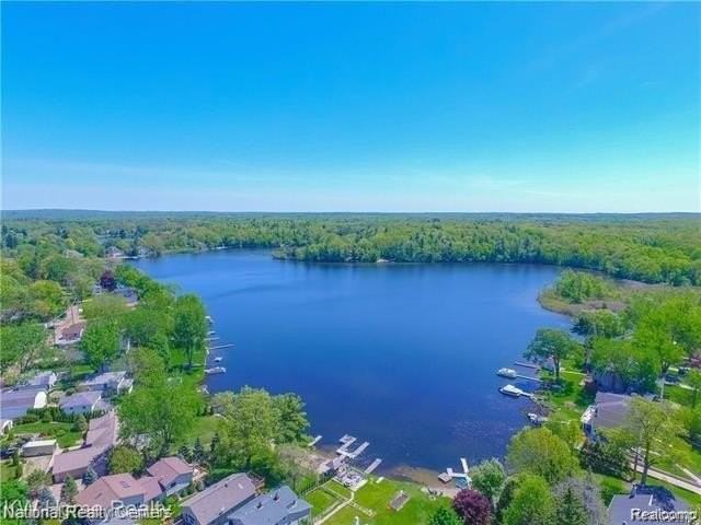 1349 Beach Dr - Photo 3 of 16