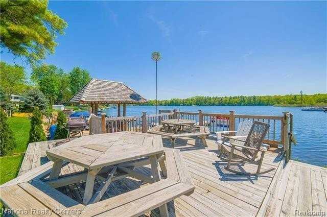 1349 Beach Dr - Photo 5 of 16