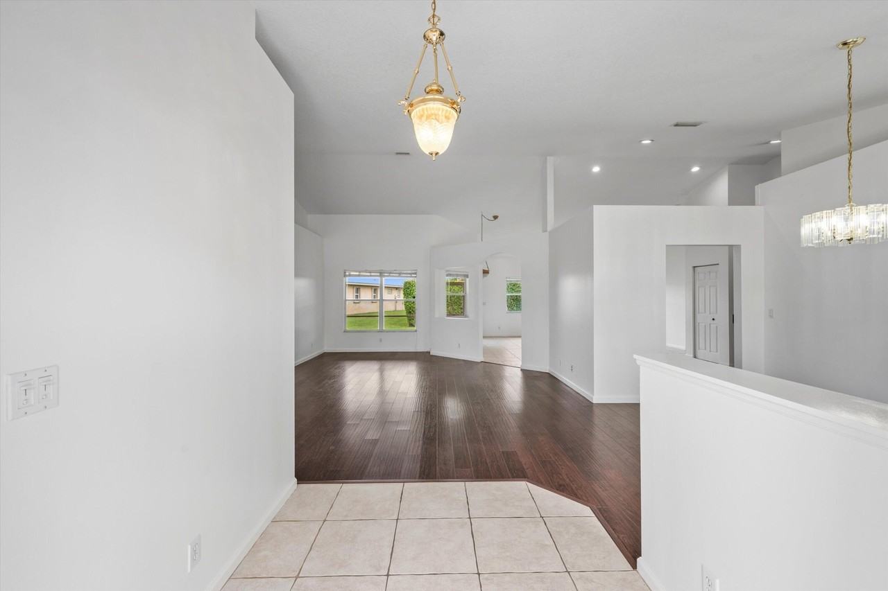 106 Fernwood Cres - Photo 4 of 25