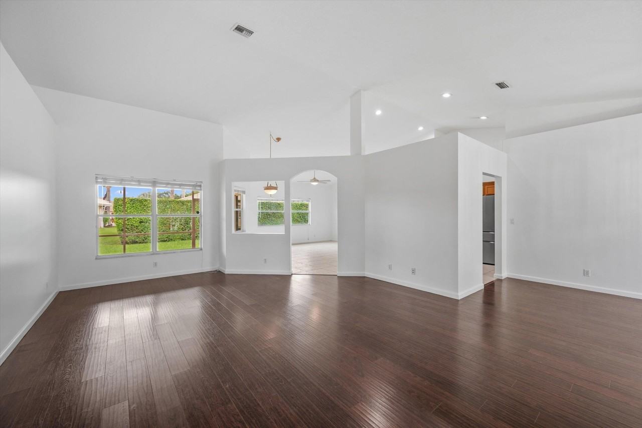 106 Fernwood Cres - Photo 5 of 25