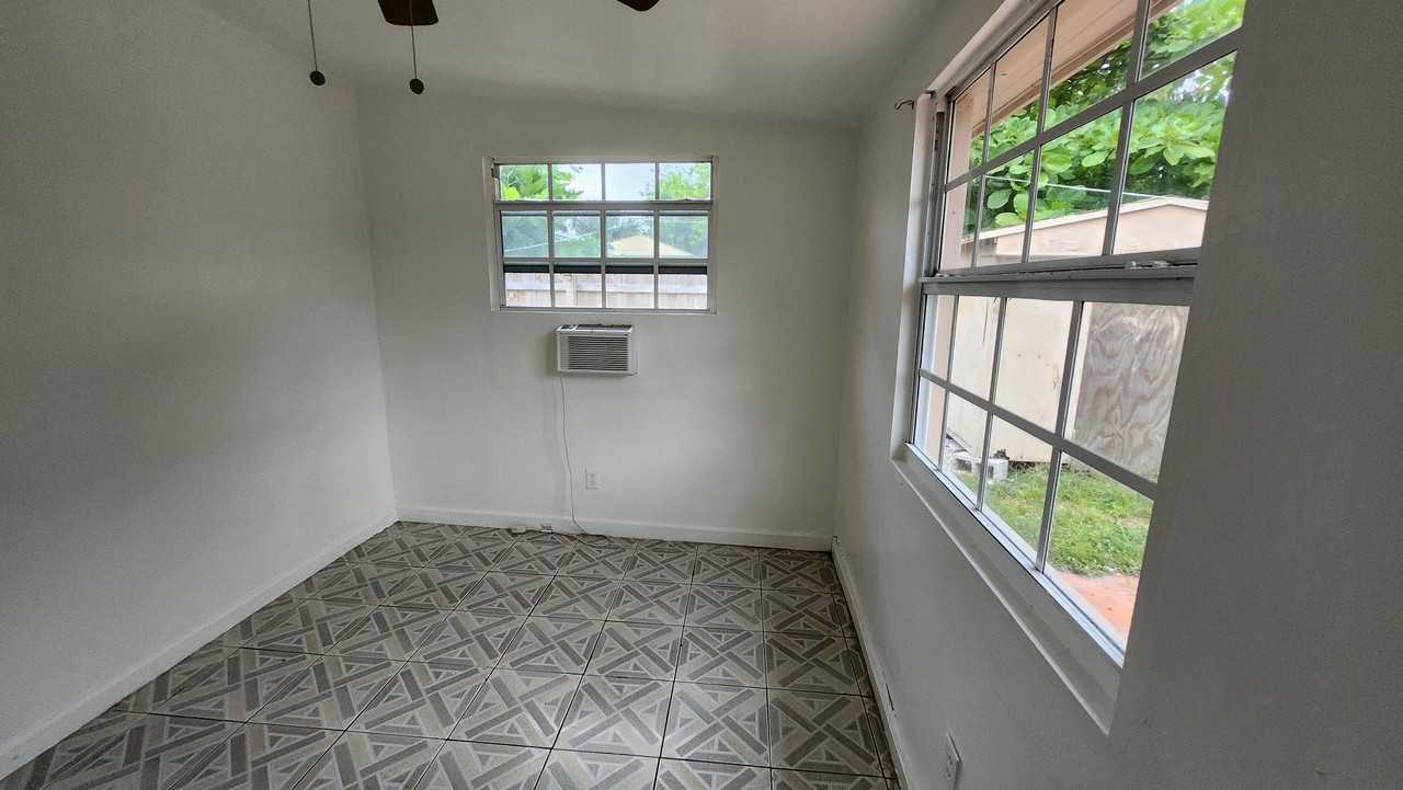 43 Sw 11th St #E - Photo 2 of 8