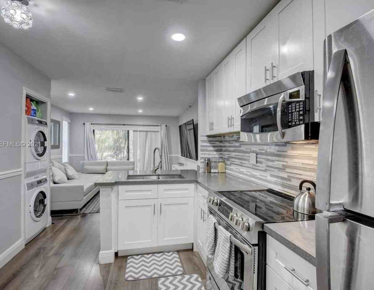 9270 Nw 40th St - Photo 5 of 20