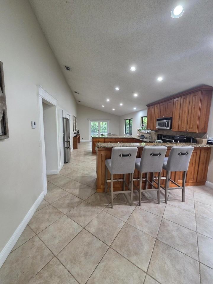 4170 Nw 6th St - Photo 7 of 29