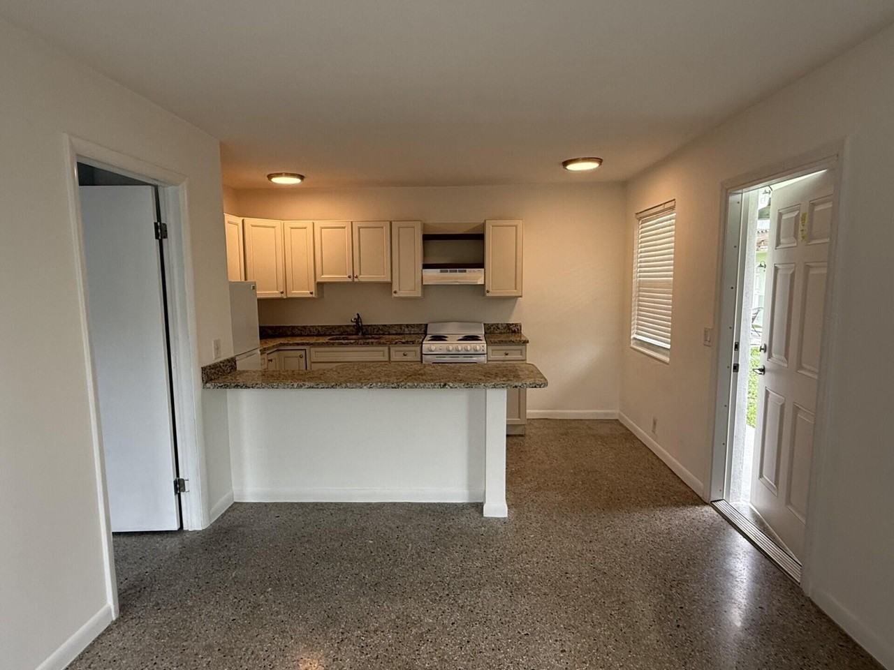1118 N H St #4 - Photo 3 of 11