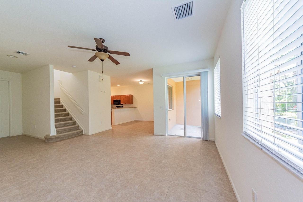 2563 Stockbridge Sq Sw - Photo 5 of 35
