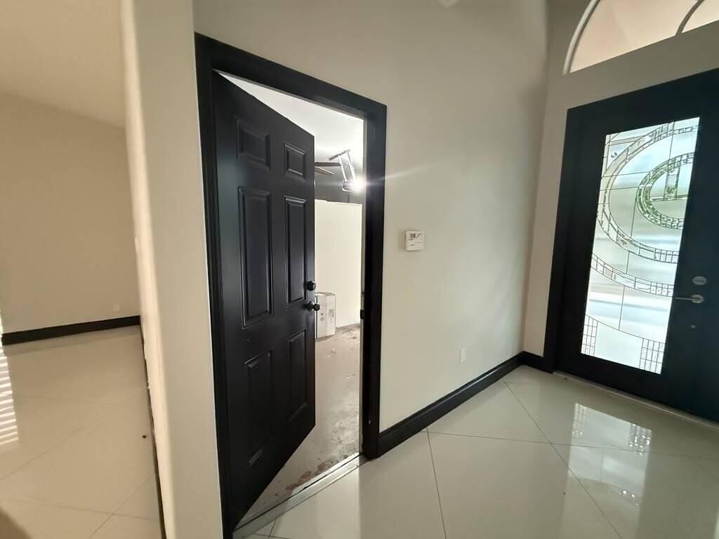 9141 Nw 152nd St - Photo 5 of 33