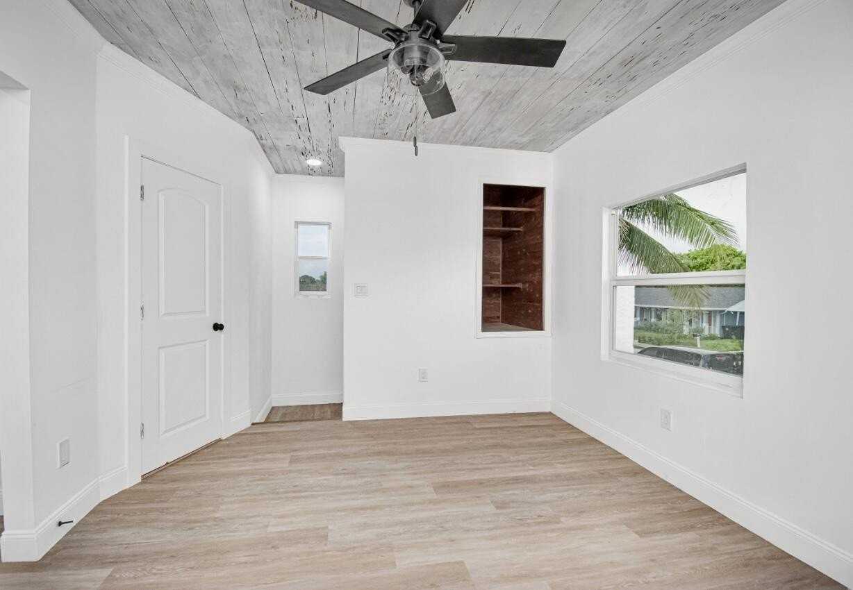 318 N E St - Photo 2 of 17