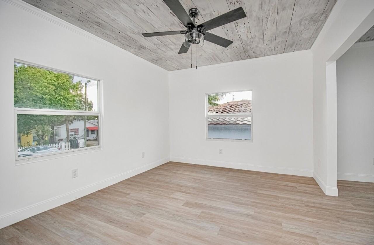 318 N E St - Photo 3 of 17