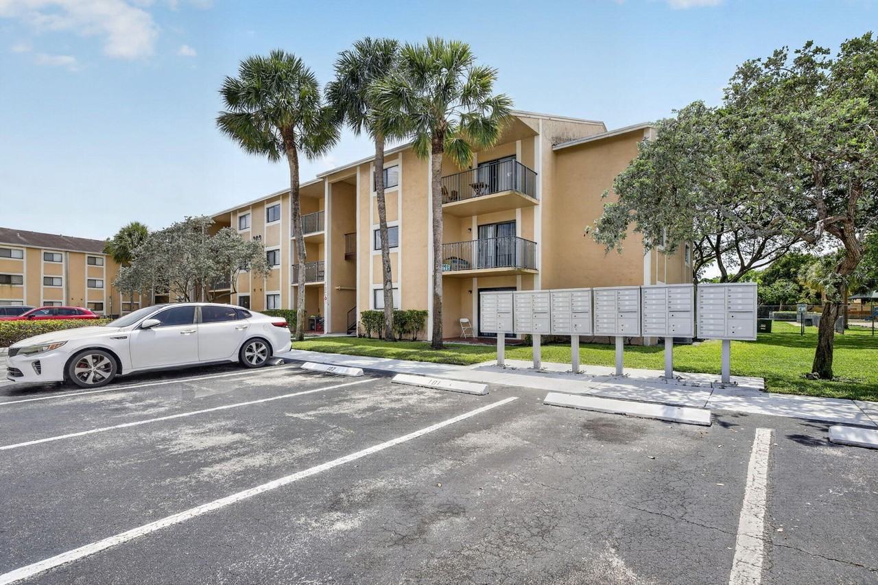 300 Palm Cir W #305