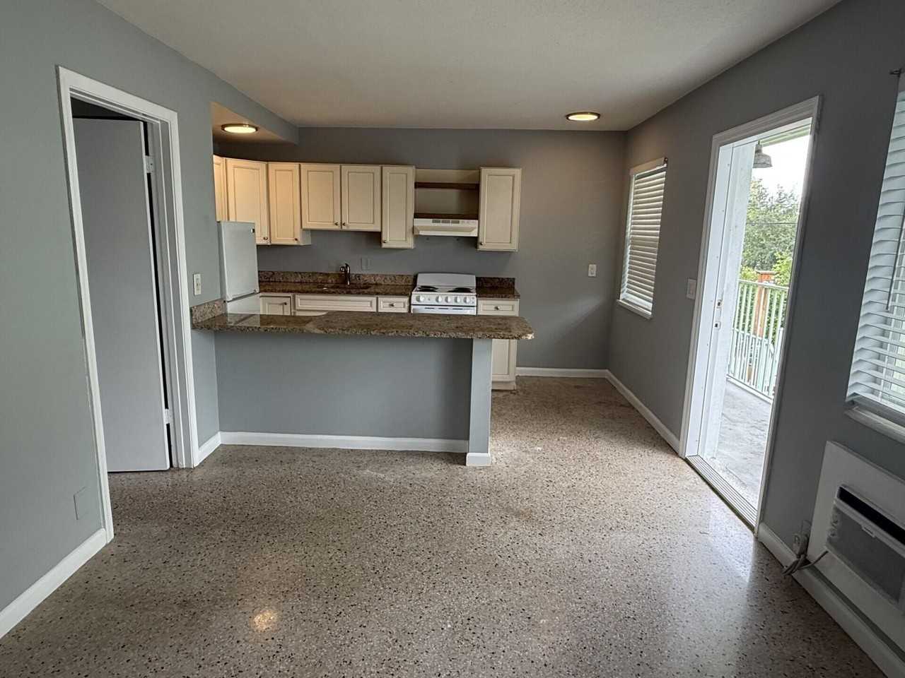 1118 N H St #15 - Photo 3 of 11
