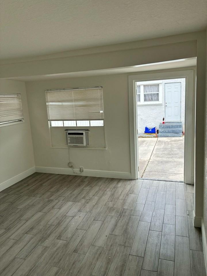 912 8th St - Photo 3 of 21
