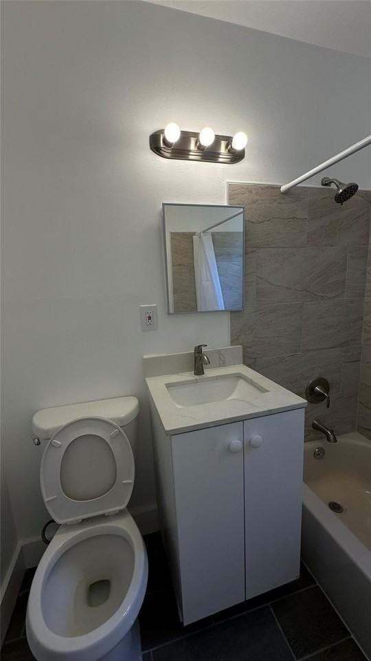 591 Nw 187th St - Photo 4 of 17