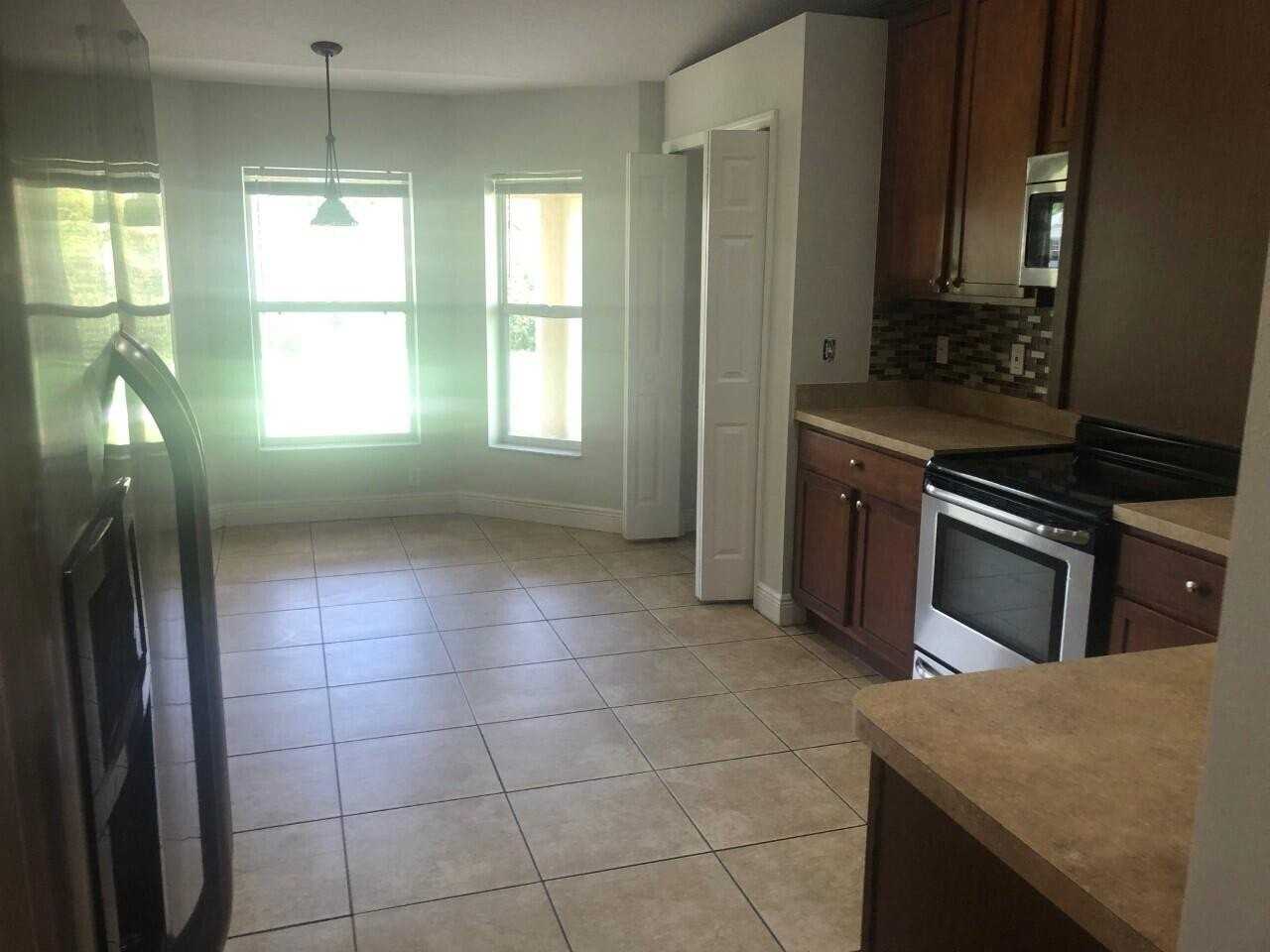 1201 Sw Idol Ave - Photo 4 of 11