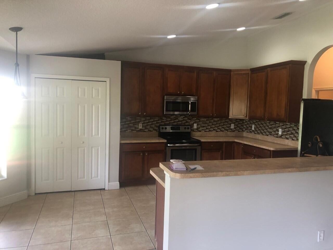 1201 Sw Idol Ave - Photo 5 of 11