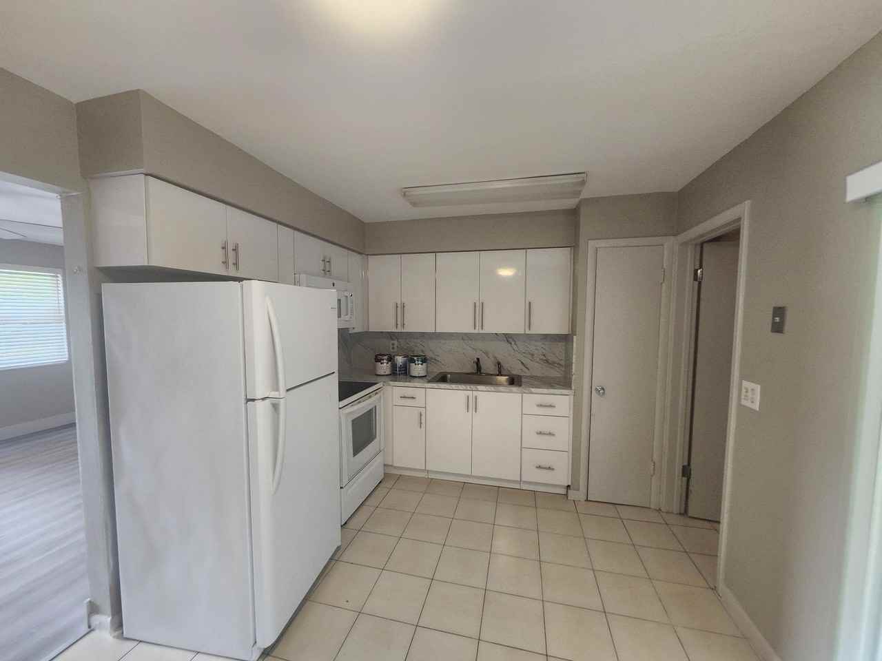 4972 Sw 93rd Ave - Photo 4 of 10