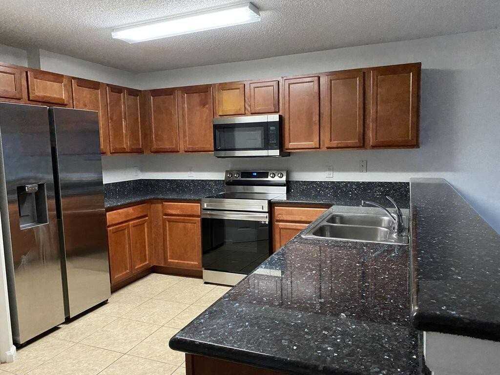 925 Imperial Lake Rd - Photo 3 of 15