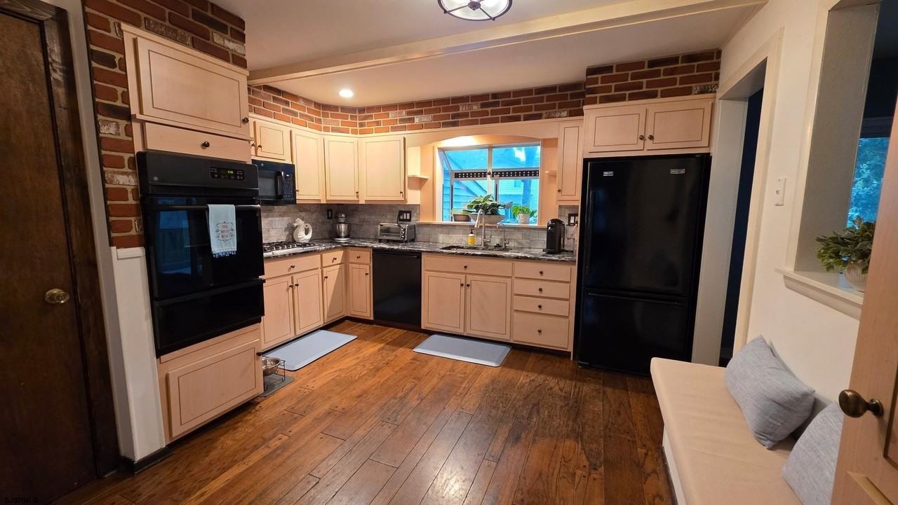 205 Euclid Ave - Photo 5 of 16