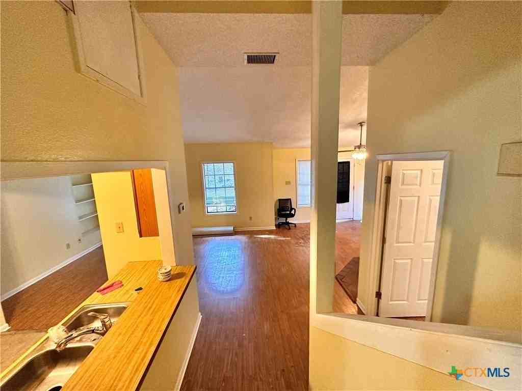 901 Hillyer St - Photo 7 of 10