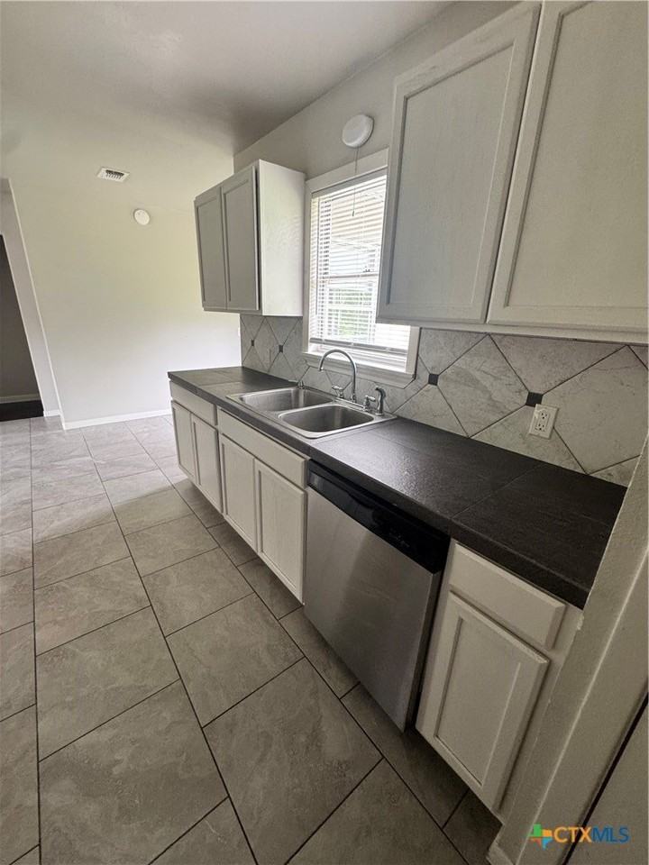 2305 E Anaqua Ave - Photo 7 of 16