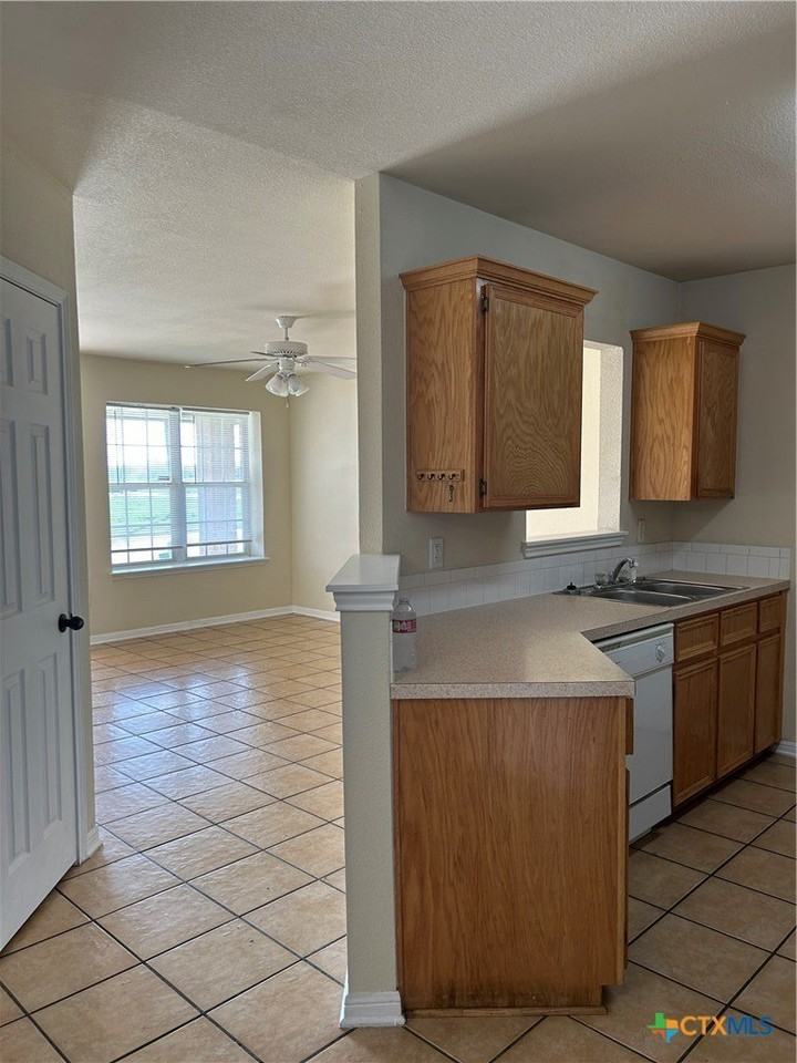 3907 Edgefield St - Photo 4 of 17