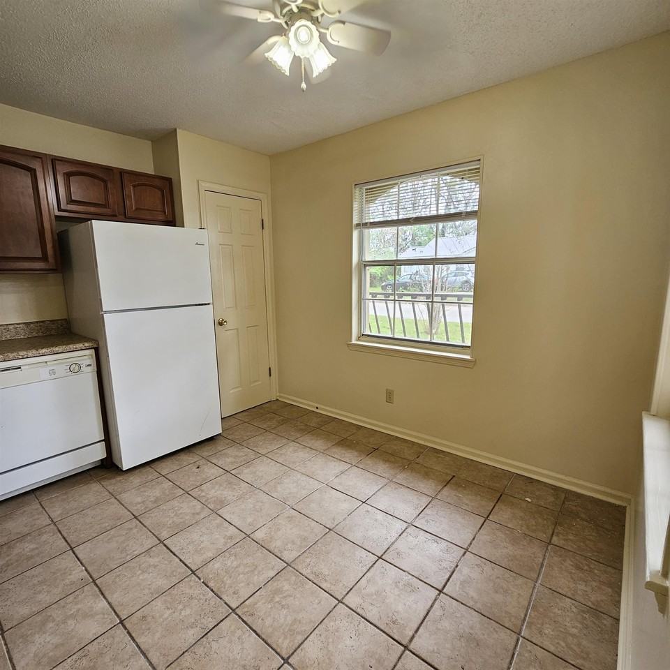 1322 Kings Dr #A - Photo 5 of 26