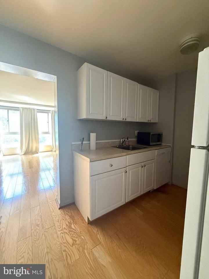 922 24th St Nw #520 - Photo 6 of 15