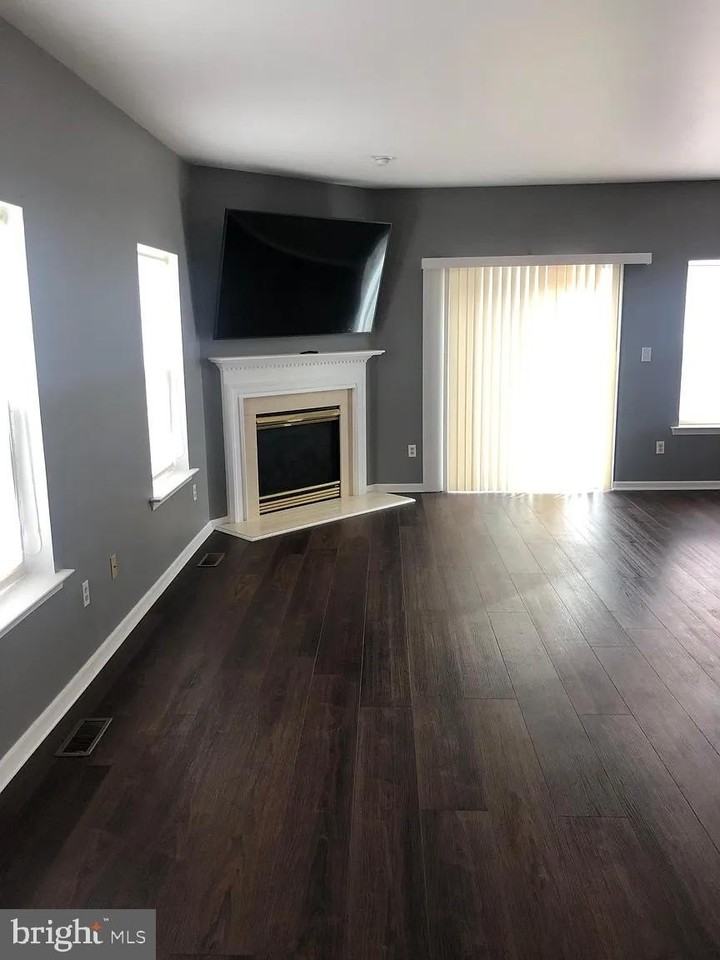 422 Auburn Ct - Photo 3 of 14