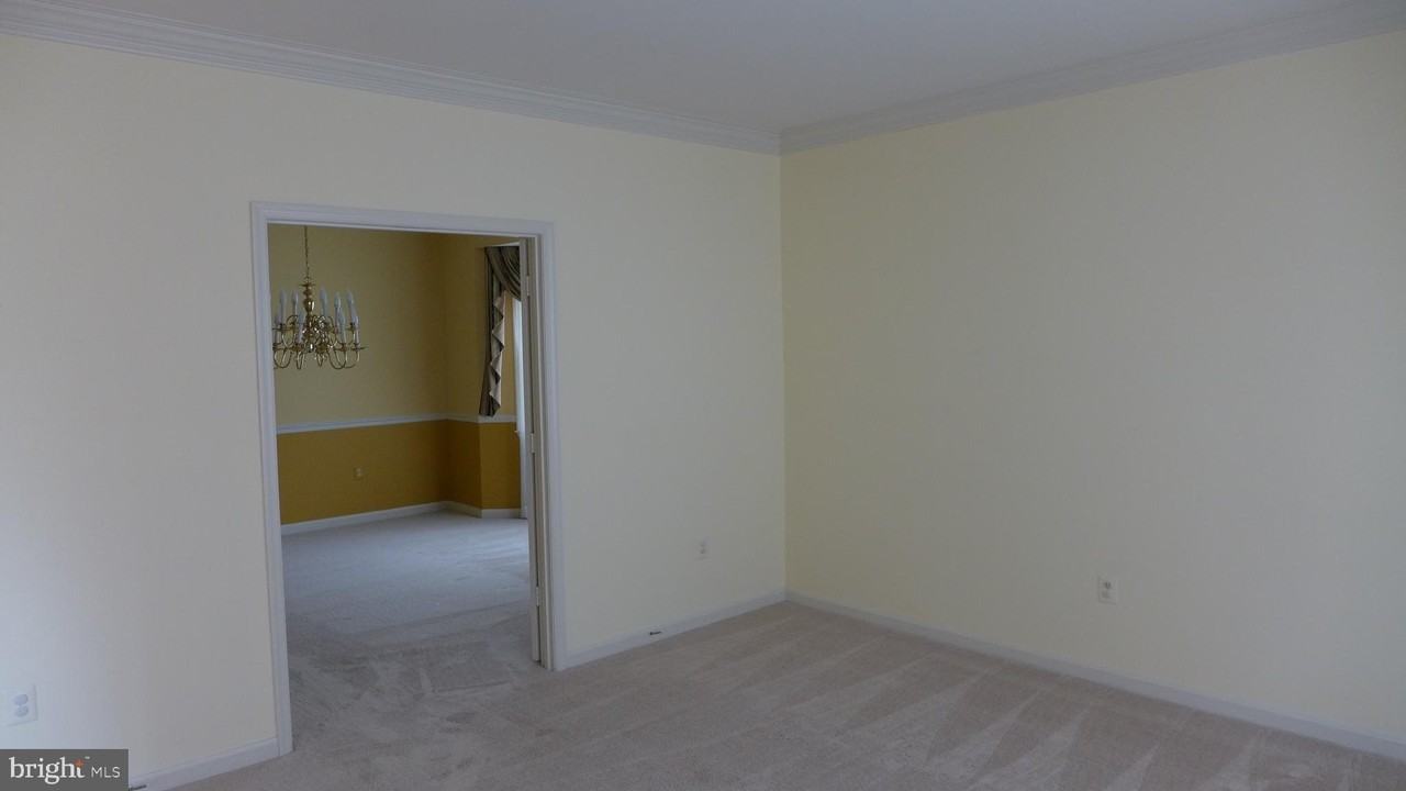 10008 Manor Pl - Photo 6 of 30
