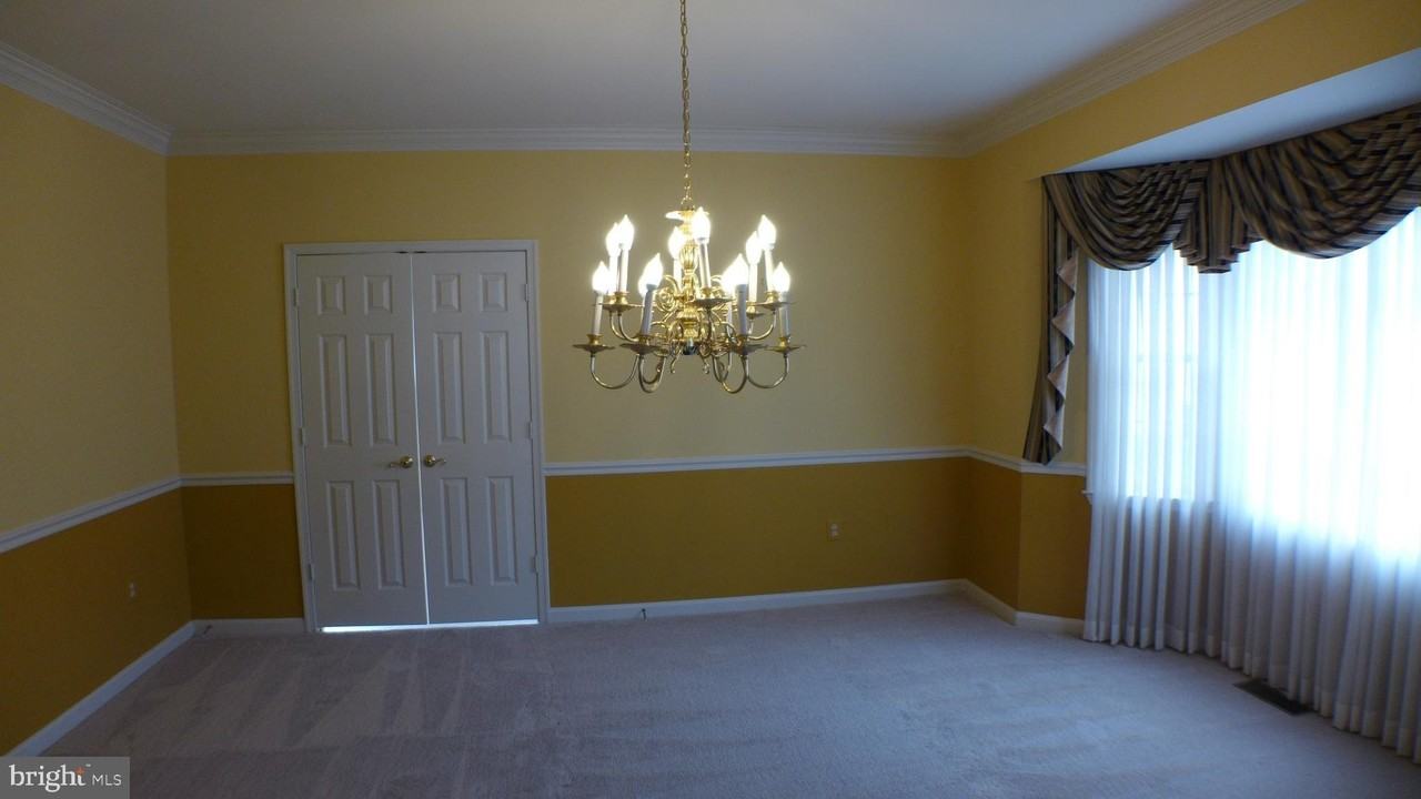 10008 Manor Pl - Photo 7 of 30