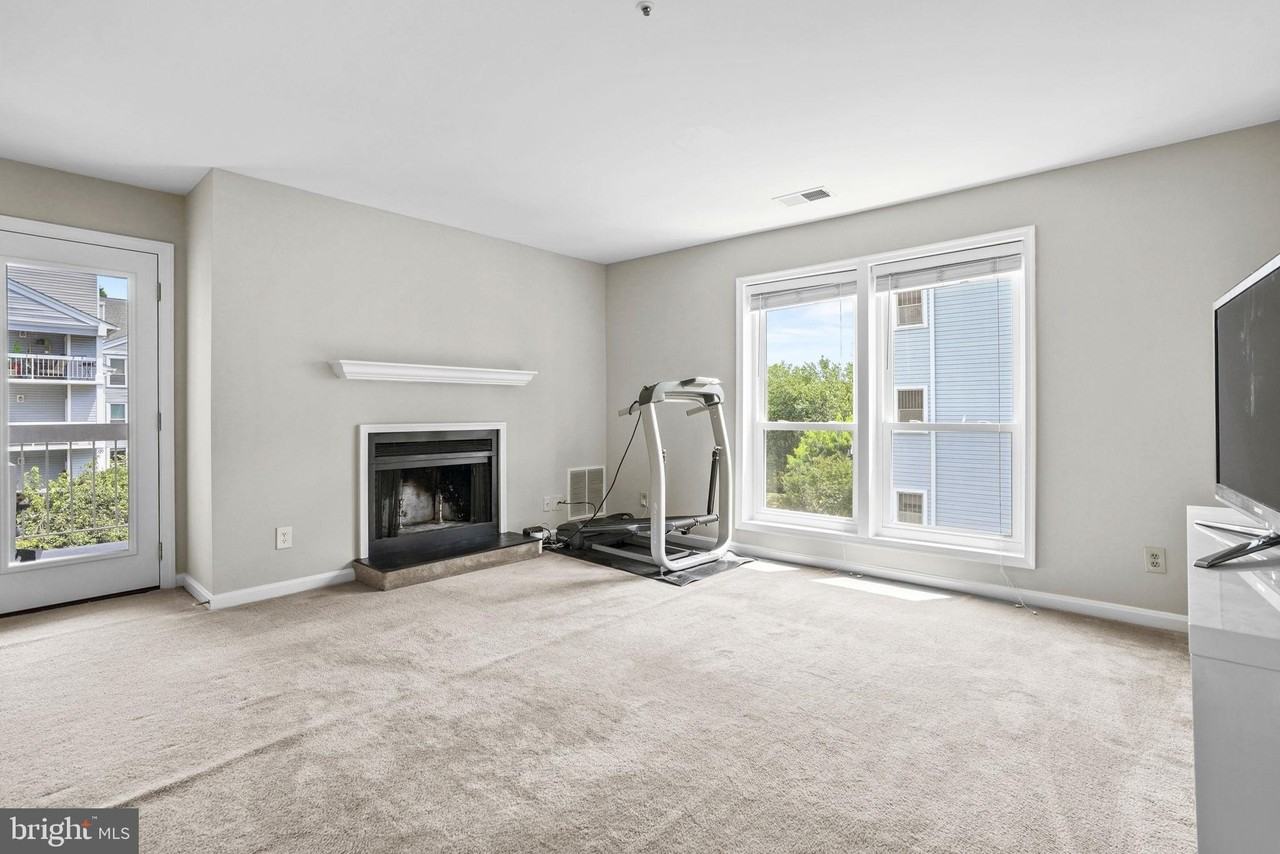 3178 Summit Square Dr #3D2 - Photo 4 of 22