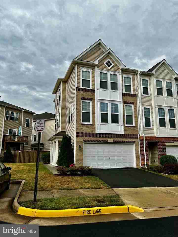 43453 Rickenbacker Sq - Photo 2 of 30