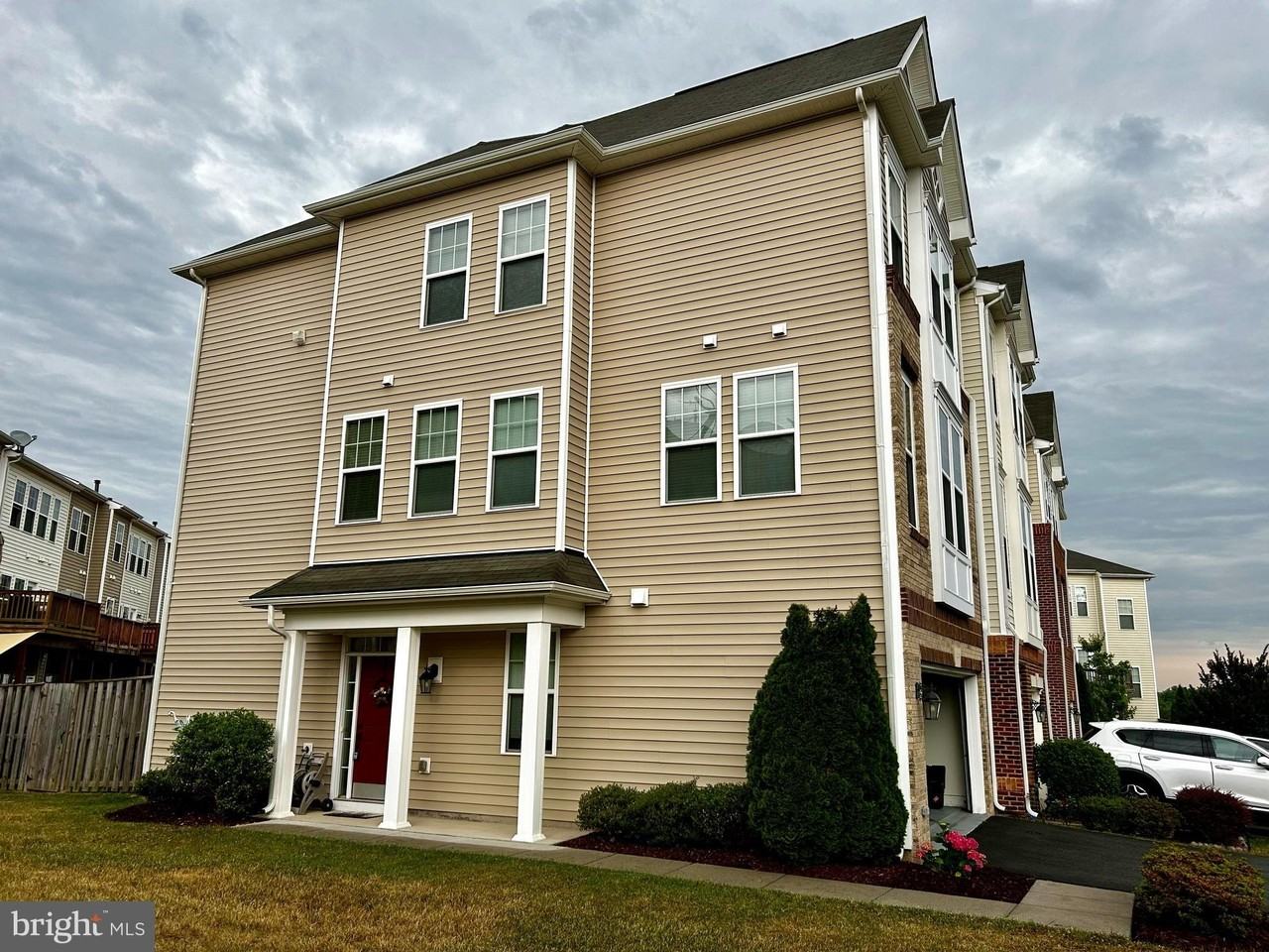 43453 Rickenbacker Sq - Photo 3 of 30