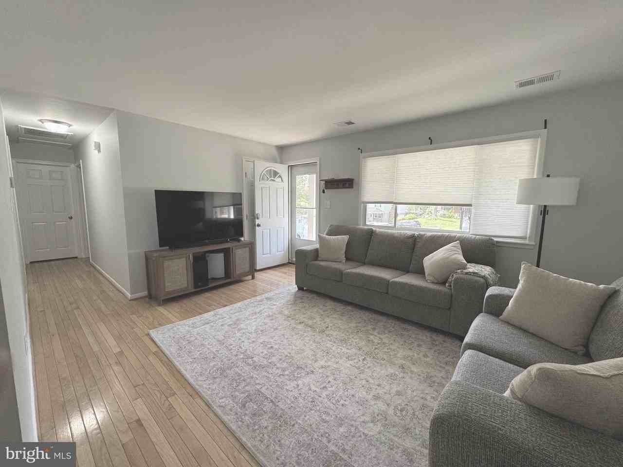 13203 Hampshire Ct - Photo 3 of 20