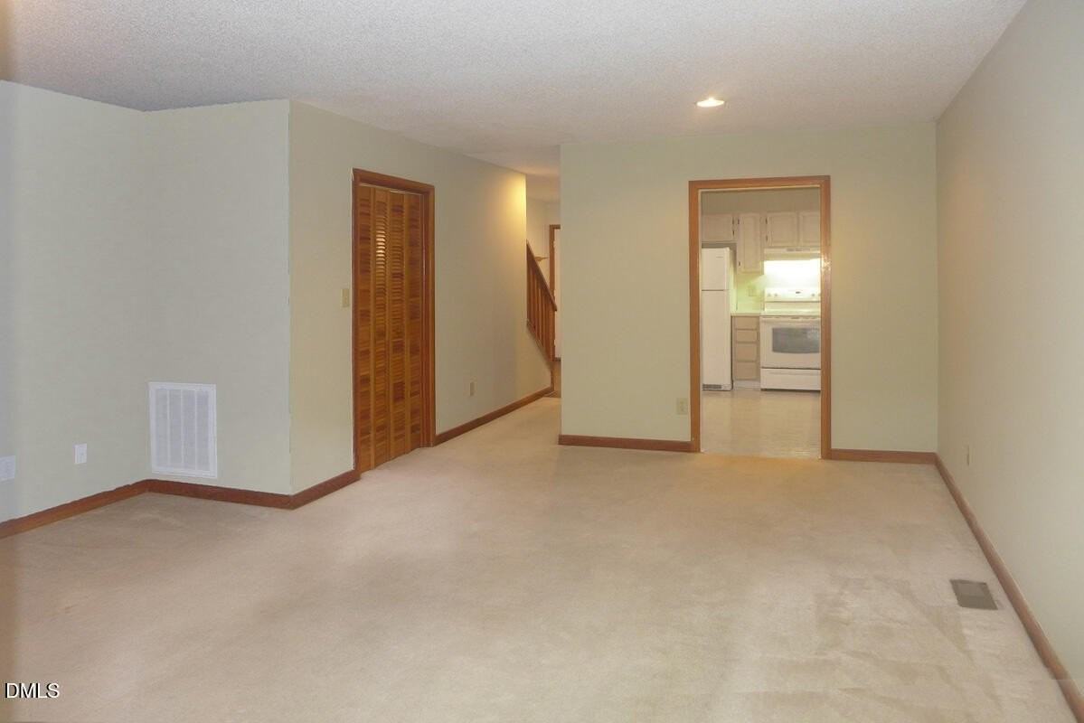 206 Cedarwood Ln - Photo 3 of 12
