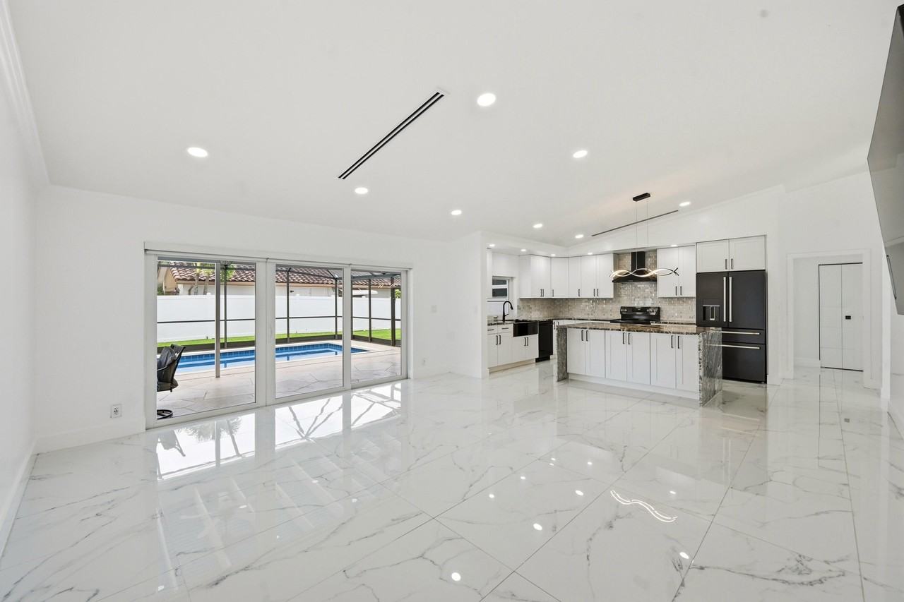 398 Nw 22nd Ave - Photo 4 of 50