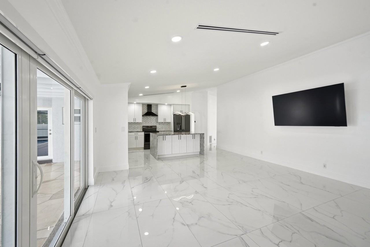 398 Nw 22nd Ave - Photo 5 of 50