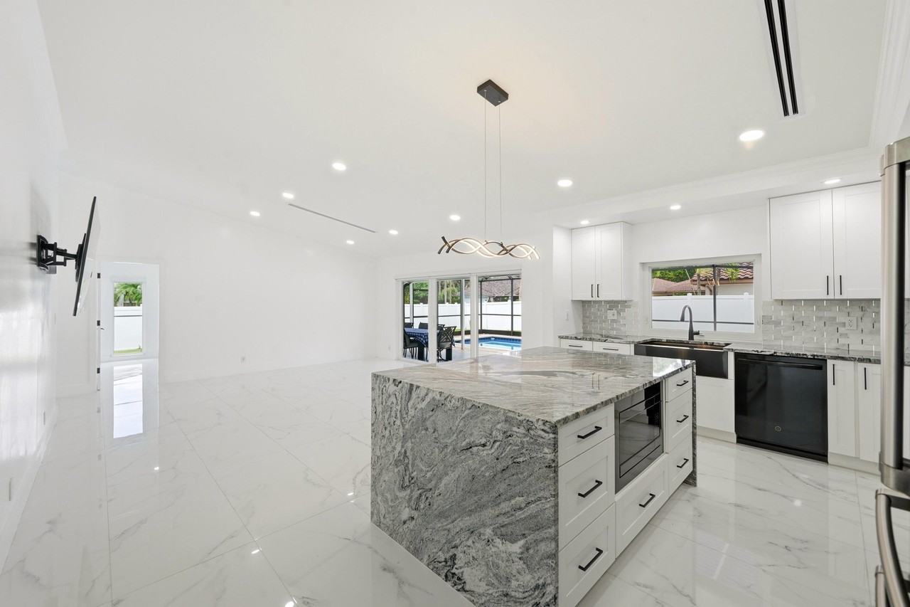 398 Nw 22nd Ave - Photo 6 of 50