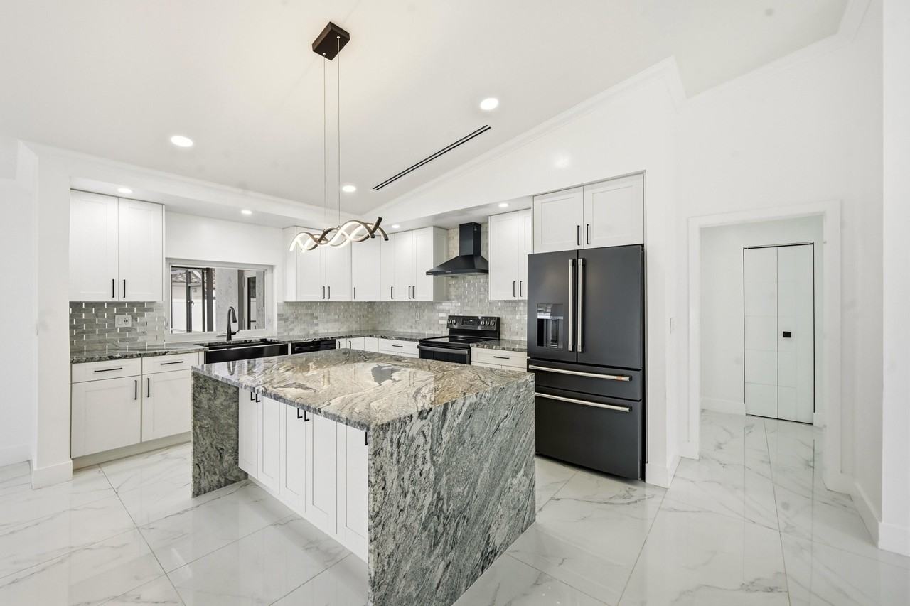 398 Nw 22nd Ave - Photo 7 of 50