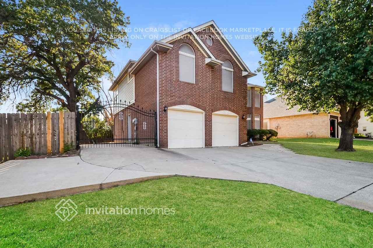 7840 Clover Leaf Dr - Photo 3 of 33