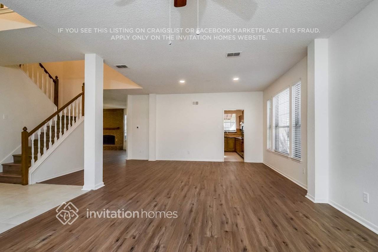 7840 Clover Leaf Dr - Photo 7 of 33
