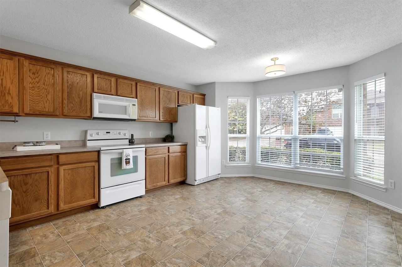 2424 Collier Dr - Photo 3 of 10