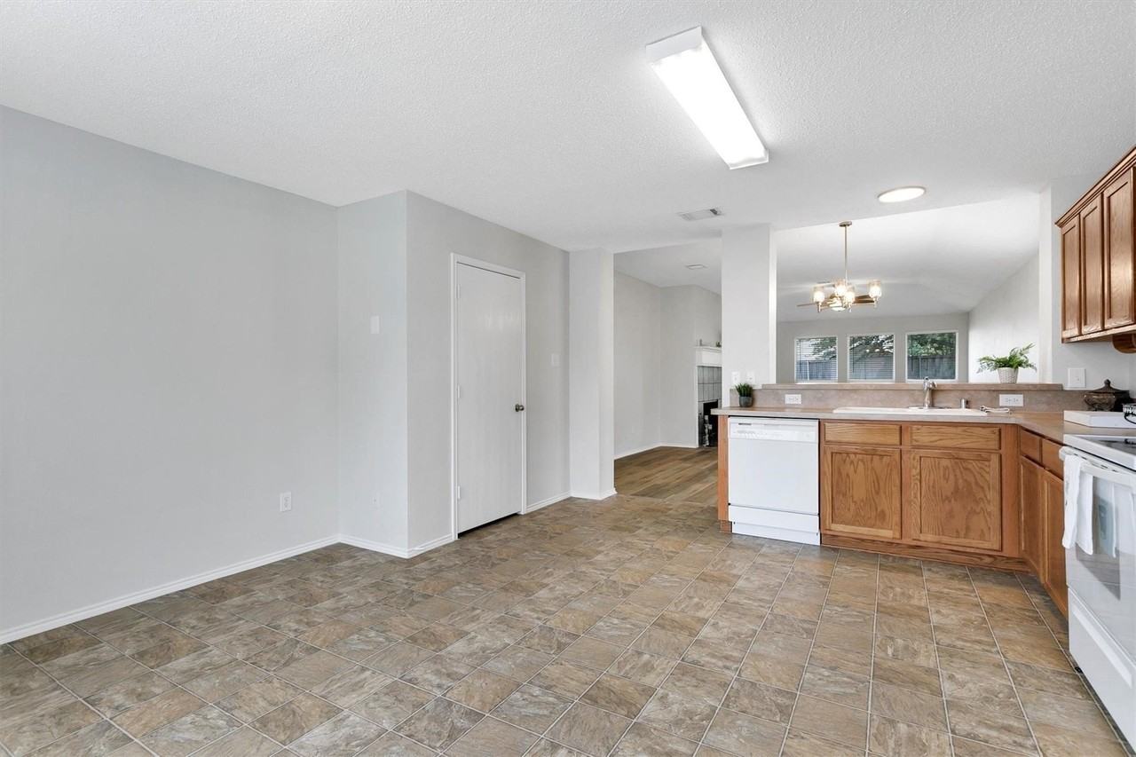 2424 Collier Dr - Photo 4 of 10