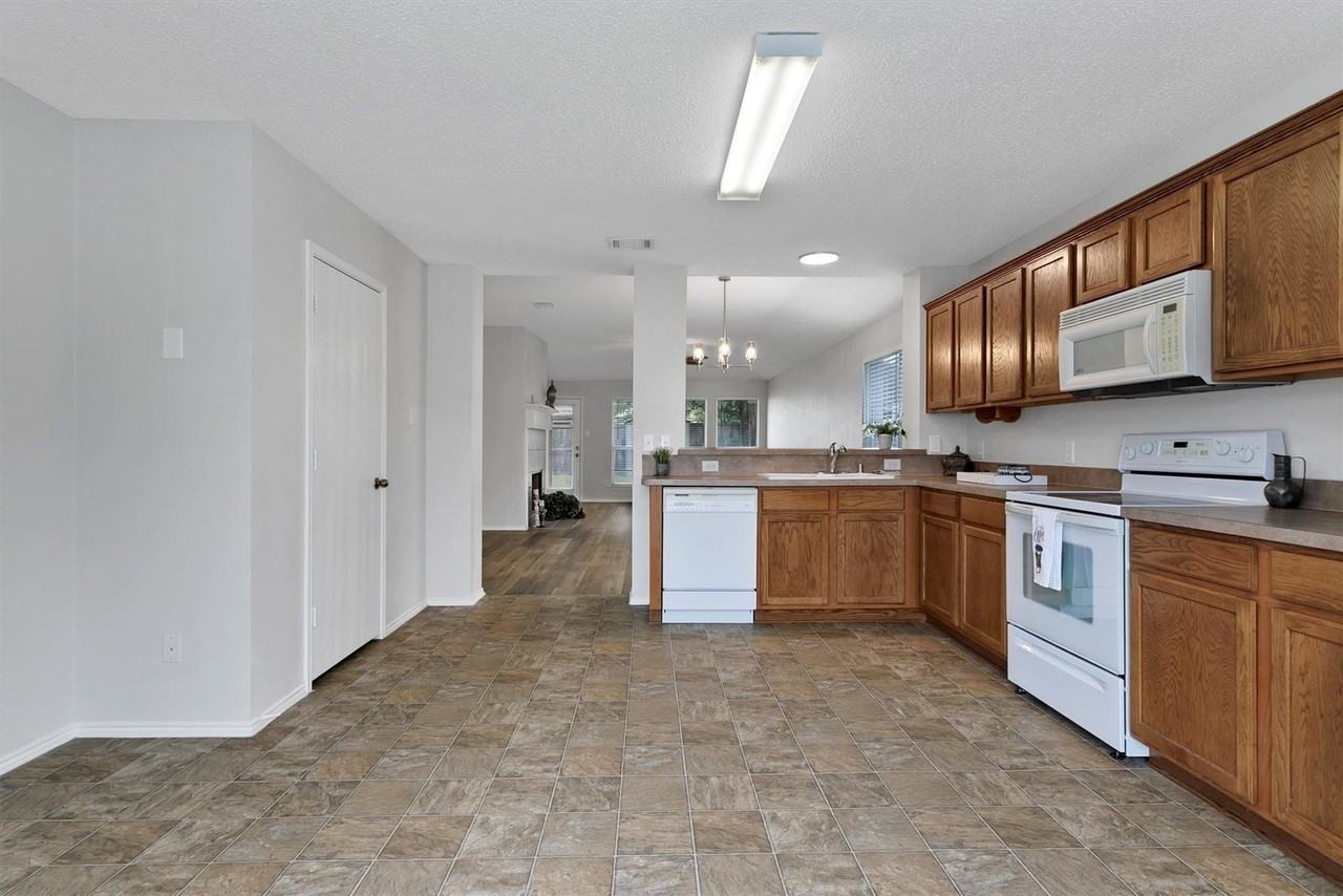 2424 Collier Dr - Photo 5 of 10