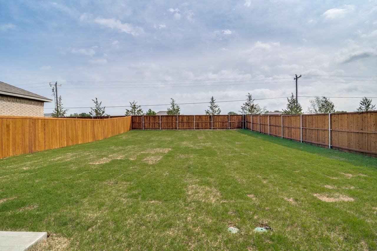 1876 Lockhart Dr - Photo 3 of 23