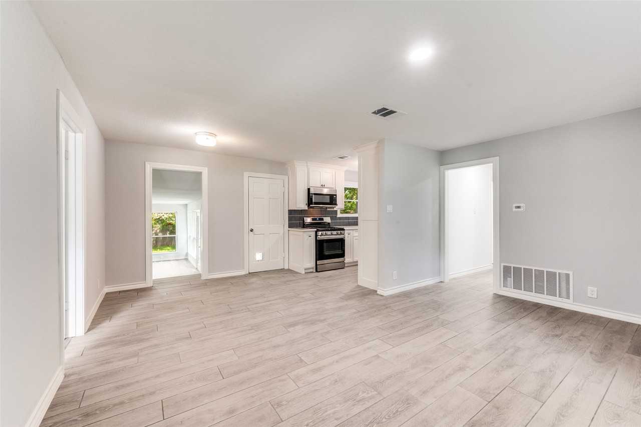 2513 Janice Ln - Photo 6 of 25