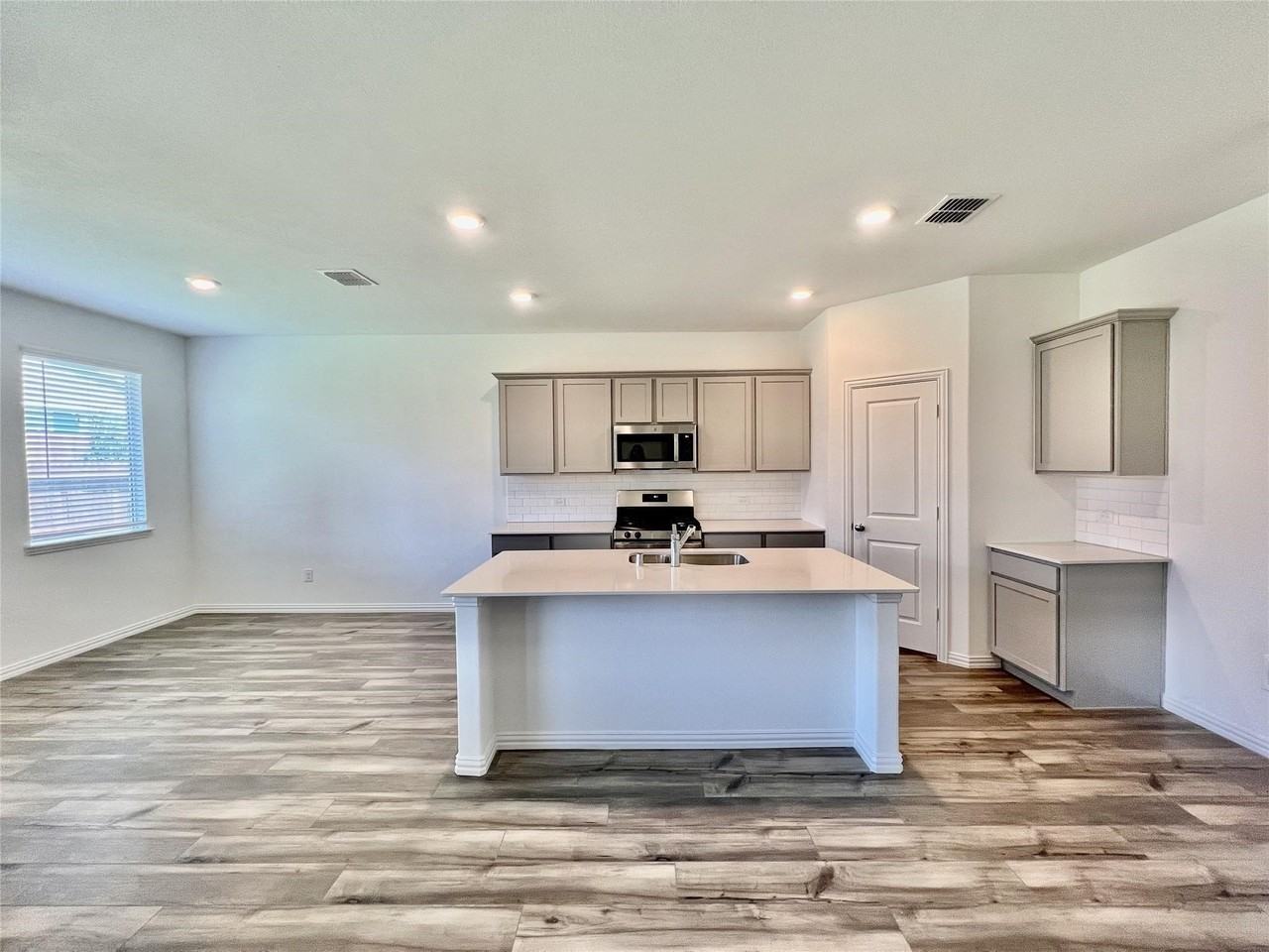 1208 Sequoia Ln - Photo 6 of 36