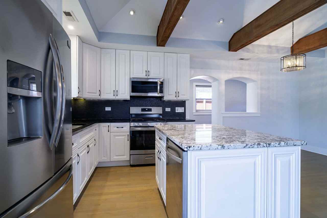 2537 Willow St - Photo 4 of 19