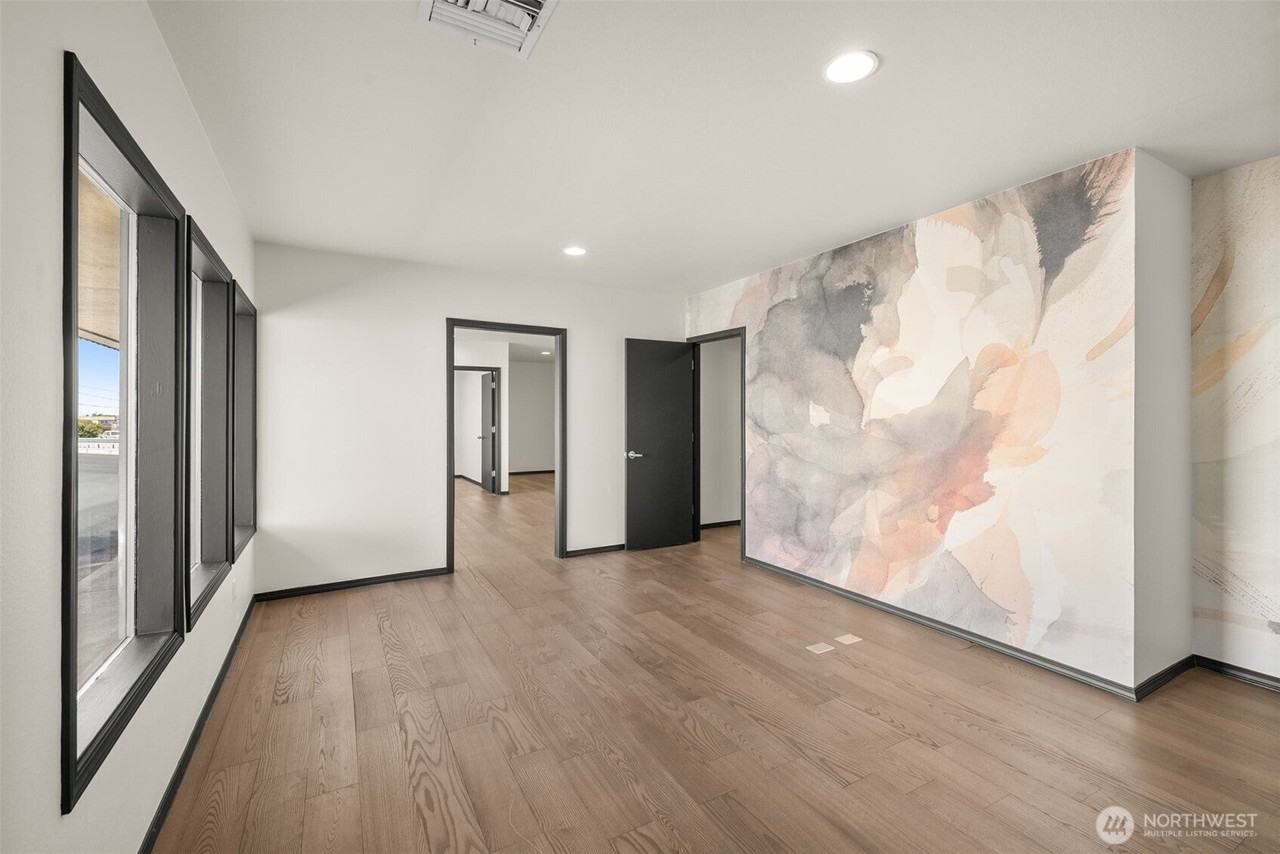 213 E 8th St - Photo 2 of 30